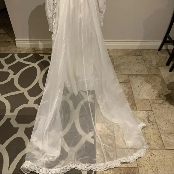 Vintage White Lace Wedding Dress - Picture 5 of 5